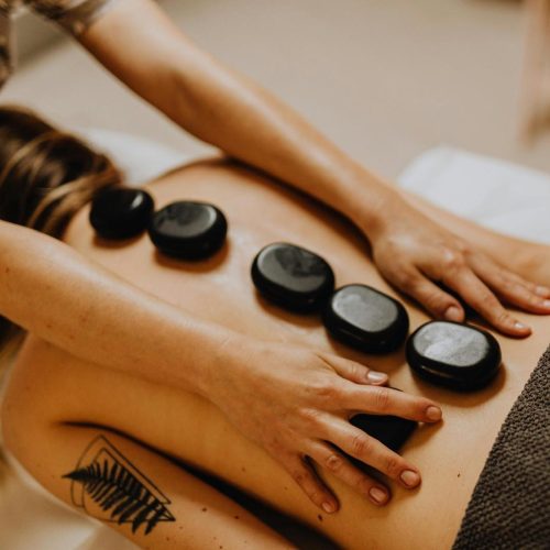 MASSATGE AMB PEDRES VOLCANIQUES